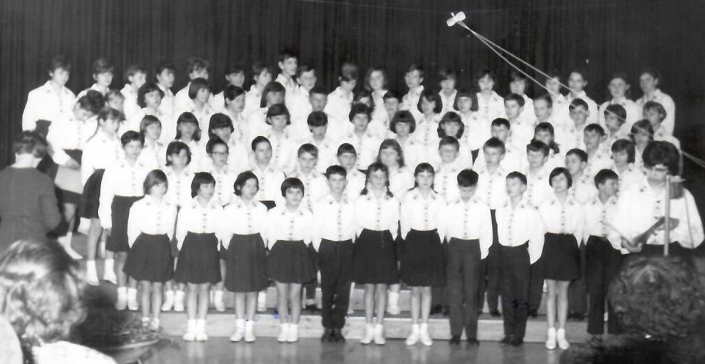 Mladinski pevski zbor OŠ Trnovo leta 1966 Mladinski pevski zbor OŠ Trnovo leta 1966
